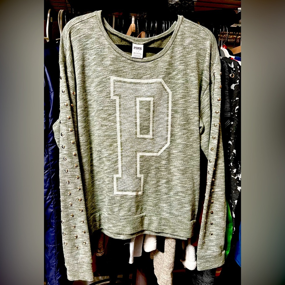 Long-sleeve cushiony soft VS PINK top w/chrome embellishments on sleeves. Large